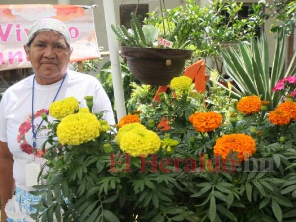 Al menos 10 microempresarias exponen sus flores en el festival.