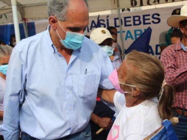 Asfura conversa con una de sus simpatizantes durante una visita a uno de los municipios de Honduras.