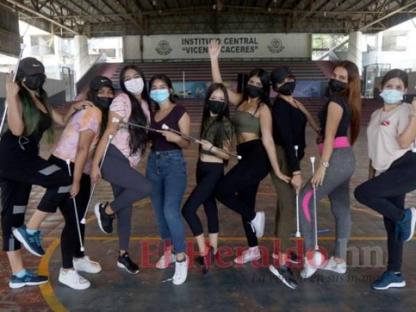 Las nueve centralistas que conforman el cuadro de palillonas están listas para desfilar el 15 de septiembre. Foto: Alex Pérez/El Heraldo