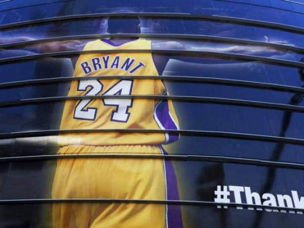 La pancarta gigante felicitando a Kobe Bryant está envuelta alrededor del Staples Center antes de su último partido de baloncesto de la NBA en el centro de Los Ángeles. Bryant, el 18 veces All-Star de la NBA que ganó cinco campeonatos y se convirtió en uno de los mejores jugadores de baloncesto de su generación durante una carrera de 20 años con Los Angeles Lakers, murió en un accidente de helicóptero el domingo 26 de enero de 2020.