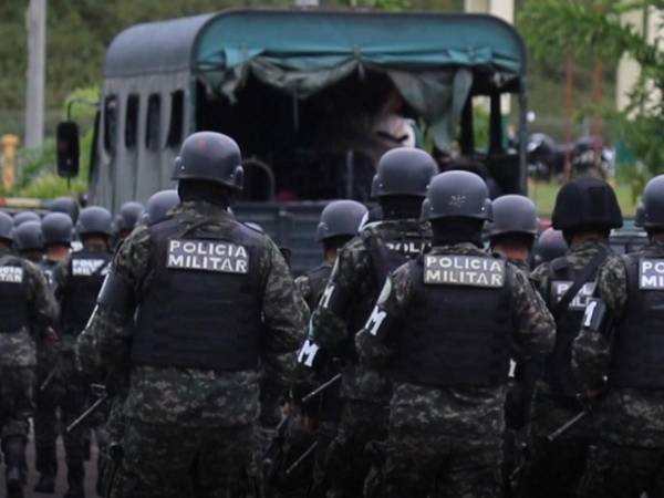 Un nutrido grupo de la Policía militar fue desplegado desde la mañana de este domingo hacia las fronteras hondureñas.