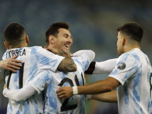 Alejandro Gómez (centro izquierda) festeja con sus compañeros argentinos Lionel Messi (centro derecha), Marcos Acuña (derecha) y Ángel Correa tras anotar el primer gol ante Bolivia en el partido por la Copa América. Foto:AP