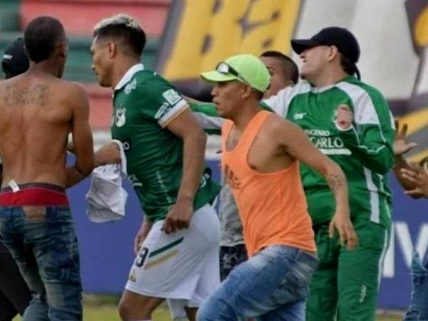 Sobre el minuto 81, una multitud descendió de las tribunas del Estadio Doce de Octubre en la ciudad de Tuluá (suroeste), e invadió la cancha y atacaron al jugador Teo Gutiérrez acción que forzó la terminación del juego, según mostró en la transmisión oficial.