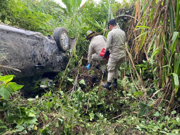 El carro rodó por el abismo de unos 20 metros de altura. La mujer falleció en el lugar.