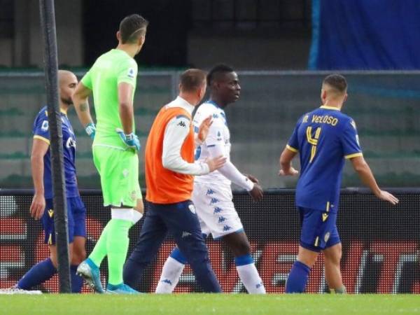 El delantero Mario Balotelli (segundo derecha) del Brescia reacciona tras ser blanco de cánticos rascistas de seguidores del Hellas Verona en un partido de la Serie A italiana. Foto: AP.