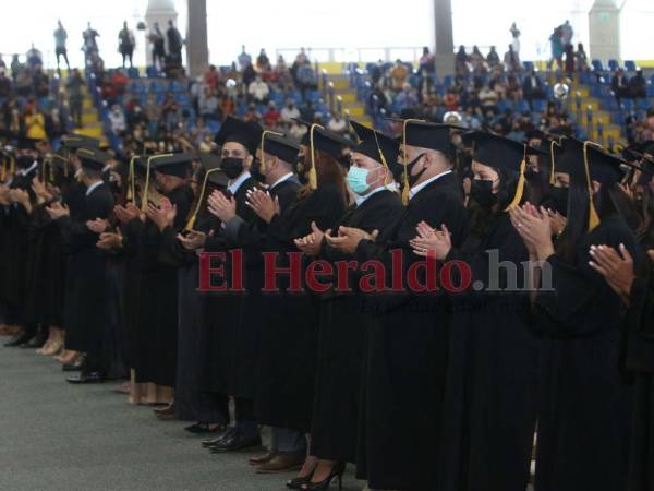 Estudiantes de diferentes carreras se gradúan en la Universidad Nacional Autónoma de Honduras con la esperanza de encontrar un empleo.