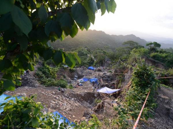 El gobierno de la recién electa presidenta hondureña, Xiomara Castro, prohibió la minería a cielo abierto el 1 de marzo de 2022, declarándola dañina para el medio ambiente y para las personas.