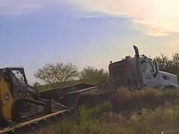 El tráiler fue abandonado en los matorrales cuando el conductor se dio a la fuga.