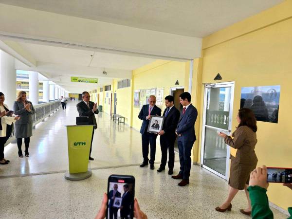 Autoridades de la UTH rindieron homenaje al legado de la doctora Sandra Lucio, quien fue su relacionadora pública.