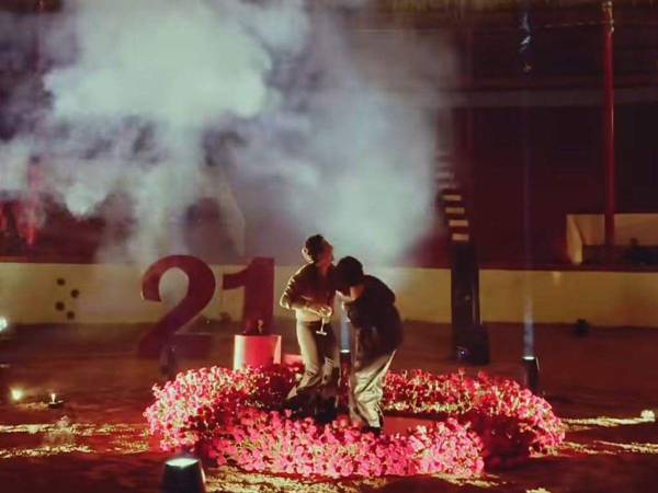 El cantante de regional mexicano Christian Nodal sorprendió a su esposa, Ángela Aguilar, con una espectacular decoración para su cumpleaños número 21.