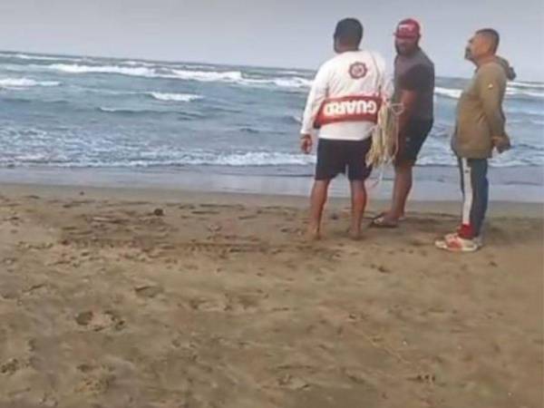 Rescatistas observan el mar alterado debido al ingreso del frente frío en Veracruz.