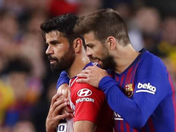 Gerard Piqué del Barcelona conversa con Diego Costa del Atlético de Madrid y quien fue expulsado por insultar al árbitro en el partido de la Liga española. (Foto: AP)