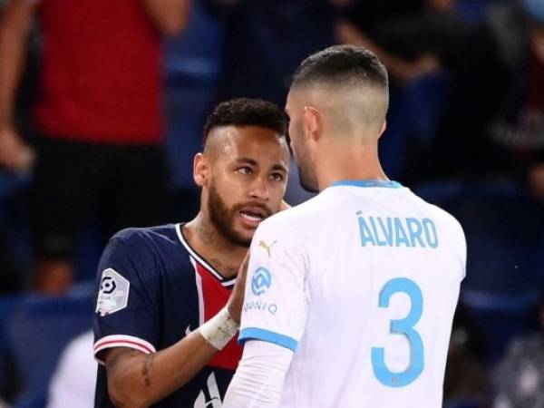 Neymar y Álvaro González se enfrentan en el partido entre el PSG y el Olympique de Marsella. Foto: AFP