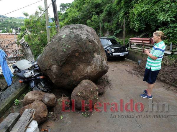 En la colonia Smith, la roca quedó al borde del muro de una casa.