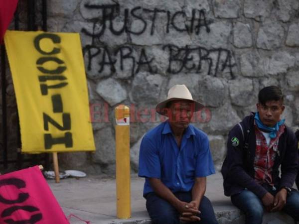 En las afueras de la Corte Suprema de Justicia, los miembros del Copinh clamaban justicia por la muerte de la ambientalista.