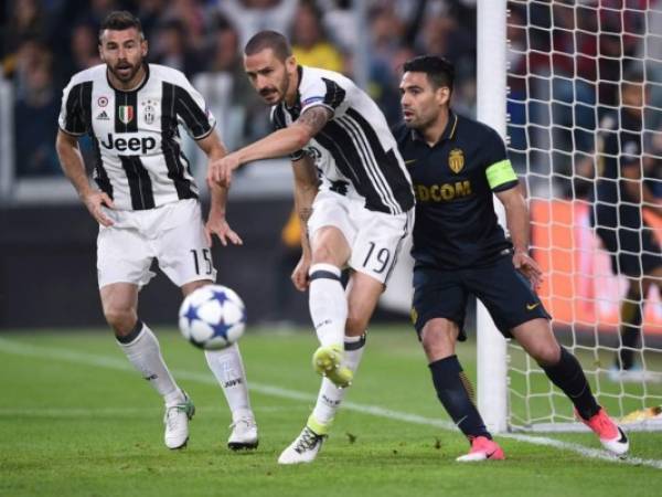 Juventus ante Mónaco en la semifinal de la Liga de Campeones de Europa. Bonucci le quita el balón a Falcao (Foto: Agencias/AFP)