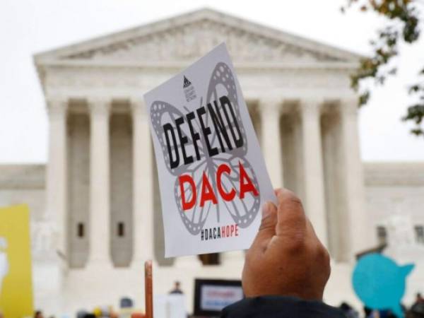 En esta imagen de archivo, tomada el 12 de noviembre de 2019, un grupo de gente se manifiesta en el exterior de la Corte Suprema de Estados Unidos durante una vista del caso por la decisión del presidente Donald Trump de poner fin al programa DACA, impulsado por su predecesor Barack Obama, en Washington. Foto: AP