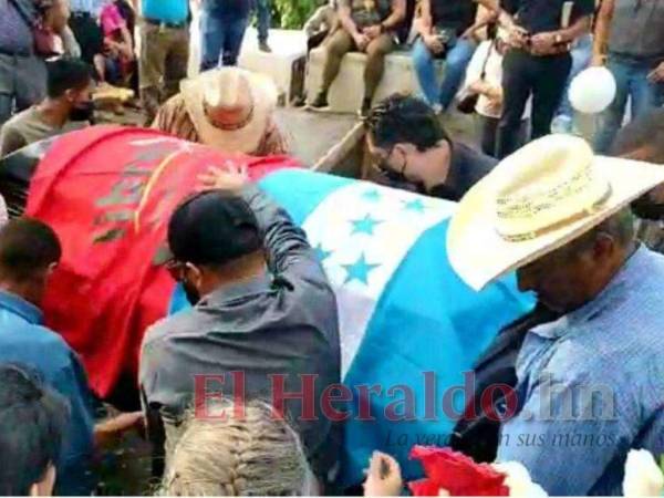 Los familiares y amigos, participaron en el sepelio de Juan Carlos Vega, regidor de la alcaldía de Danlí, El Paraíso.