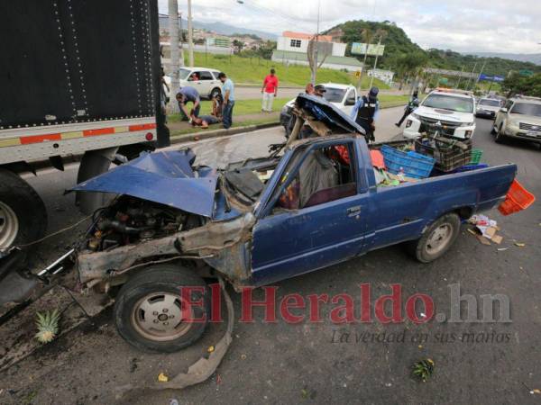 El vehículo tipo pick-up sufrió severos daños en su parte delantera debido al fuerte impacto en la rastra.