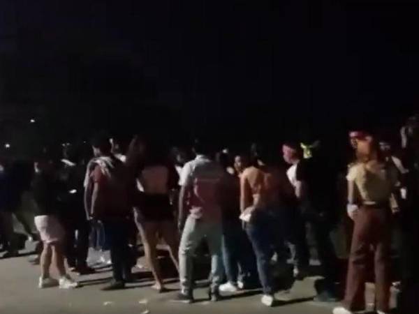 Aglomeración y largas filas en ingreso al concierto de Bad Bunny