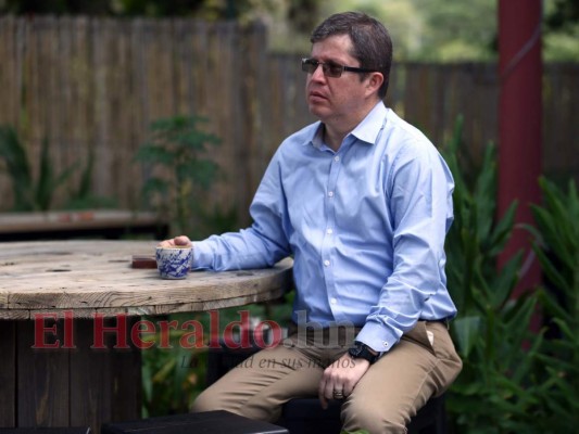 Miguel Cálix disfrutando de un café en Varietal Coffee de Valle de ángeles.