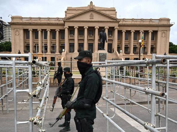 Las fuerzas del orden, equipados con porras y armas automáticas, despejaron el viernes el palacio presidencial.