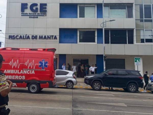 Ambulancia y autoridades llegaron hasta la fiscalía.