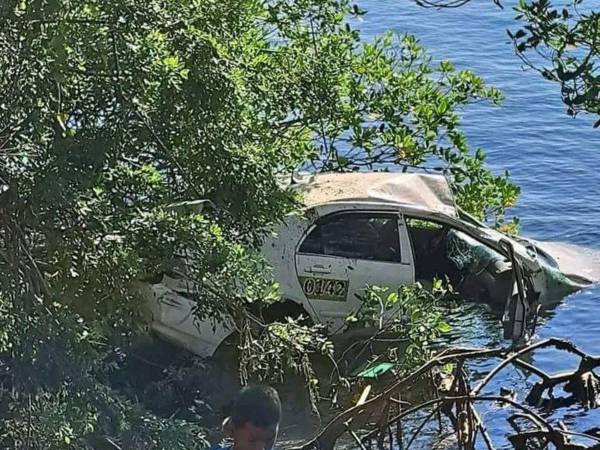 El vehículo quedó a la orilla del mar con la parte de abajo hundida en el agua.