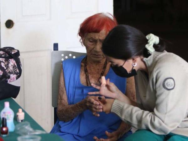 Poner color a sus uñas con un esmalte es una de las actividades favoritas de las abuelitas.