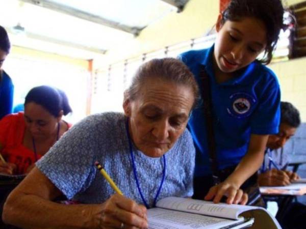 Las personas mayores de 60 años presentan tasas altas de analfabetismo en el país.