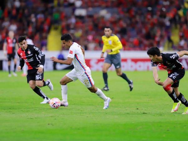 José Mario Pinto no ha podido gravitar en el partido.