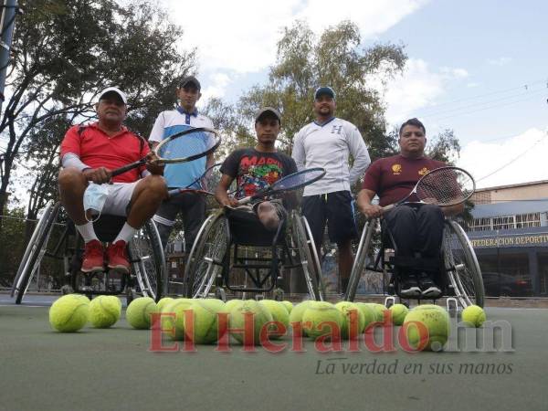 Los atletas Efraín Salgado y Marcos Oliva junto con el cuerpo técnico del proyecto Tenis Adaptado.