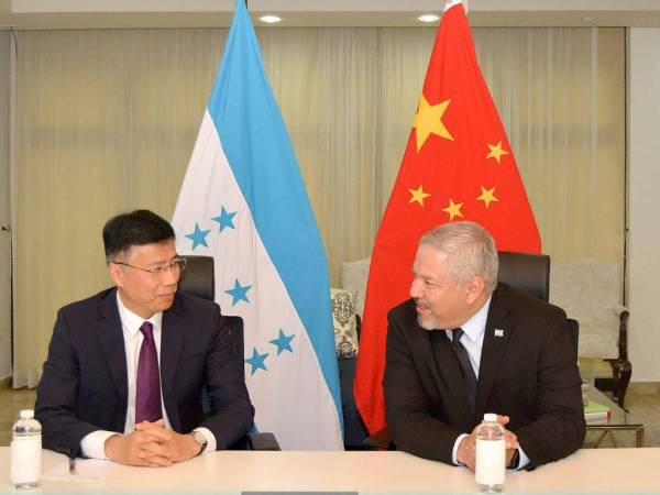 Yu Bo, consejero de la Cancillería de China, quien está en el país junto a una delegación china desde los primeros días de abril y han trabajado en la apertura de la embajada