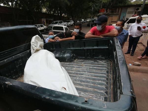 El cuerpo de la profesora Silvia Leticia Elvir Castellanos, quien fue asesinada en la comunidad de Las Ánimas, Danlí, El Paraíso, fue ingresado a la morgue de Medicina Forense la mañana de ayer.