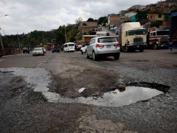 Los capitalinos sufren todos los días con males endémicos: tráfico, falta de agua, altos precios de la canasta básica, sin embrago, uno que molesta a la mayoría de ciudadanos, de Tegucigalpa y Comayagüela, que tiene vehículo son los interminables baches.