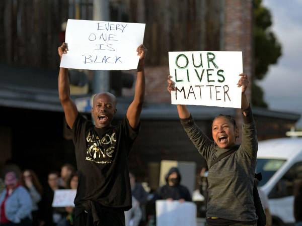 Los manifestantes bloquean el tráfico mientras se manifiestan contra el fatal asalto policial de Tire Nichols, en Venice, California, el 29 de enero de 2023.