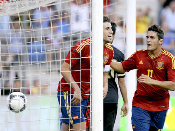 Spain's midfielder Javi Martinez (L) celebrates after scoring against Mexico during the international friendly football match preparatory against Mexico, before the 2012 London Olympics, at the Nuevo stadium of Carranza in Cadiz on July 18, 2012.AFP PHOTO/ CRISTINA QUICLER