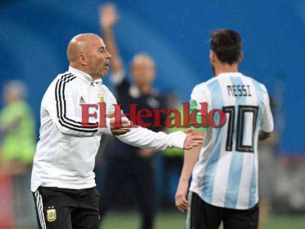 Jorge Sampaoli junto a Leo Messi en el duelo Argentina vs Nigeria en el Mundial Rusia 2018. (AFP)