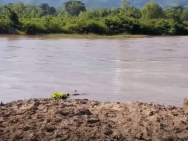 El cuerpo del hombre fue encontrado a la orilla del río, donde presentaba varios impactos de bala.