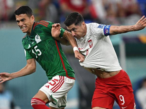 Héctor Moreno y Robert Lewandowski mantuvieron un mano a mano durante todo el partido