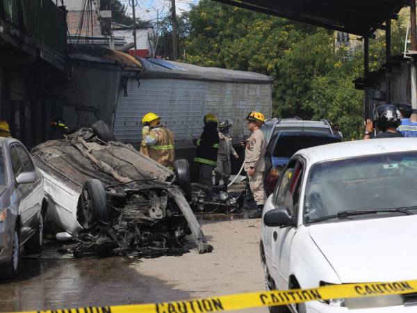 Los bomberos batallaron por varios minutos para apagar las llamas provocadas tras el impacto del pesado vehículo.