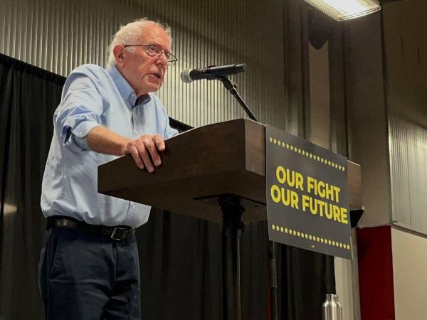 El senador Bernie Sanders habla durante un mitín de políticos demócratas progresistas, en el polideportivo The Millenium, en Austin, Texas.