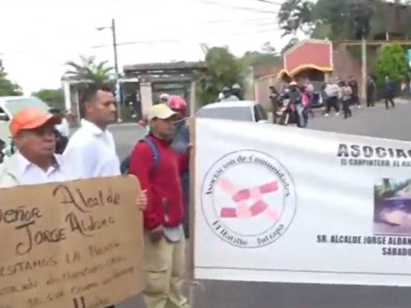 La situación ha generado gran malestar entre los residentes, quienes han denunciado que las calles se encuentran llenas de baches y con pavimento deteriorado.