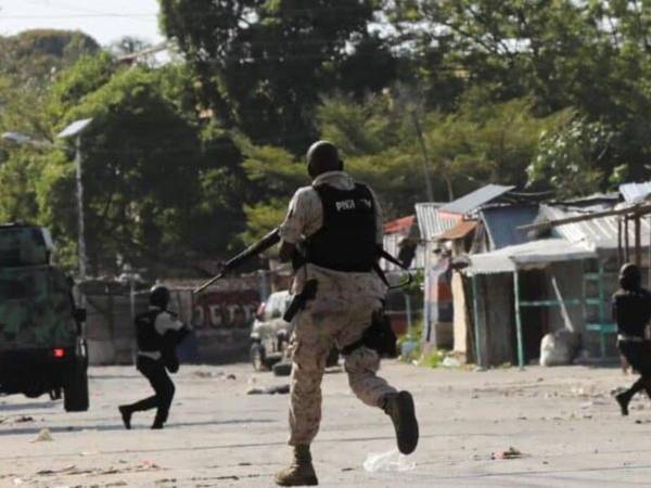 Un periodista de la AFP que visitó la cárcel el domingo por la mañana vio una decena de cadáveres en los alrededores de la prisión.