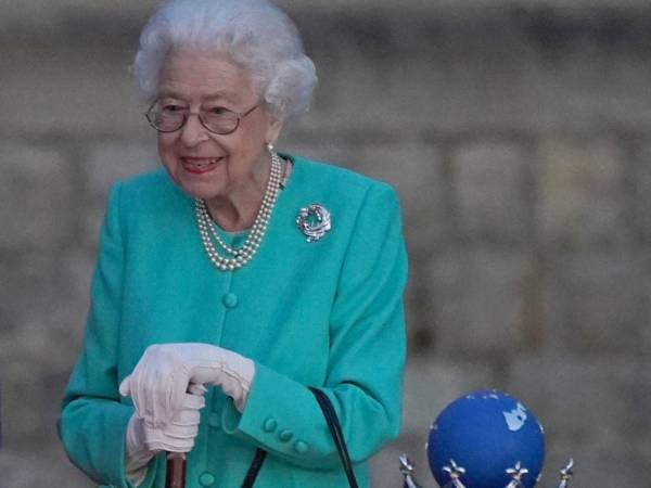 Pese al anuncio de su ausencia en la misa, Isabel también participó el jueves por la noche en la iluminación a distancia de una inmensa escultura, delante de Buckingham, que representa un árbol de 21 metros de alto.