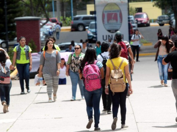 El traslado a otro campo de estudio es gracias al capítulo XI de las Normas Académicas de la UNAH. Los estudiantes deberán cumplir los requisitos de cada carrera.