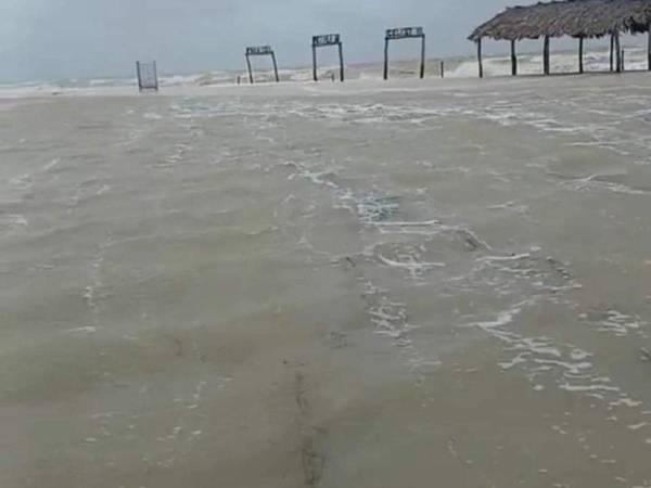 El huracán Milton sigue su ruta hacia Florida, Estados Unidos, pero dejó tras de sí daños e inundaciones en México.