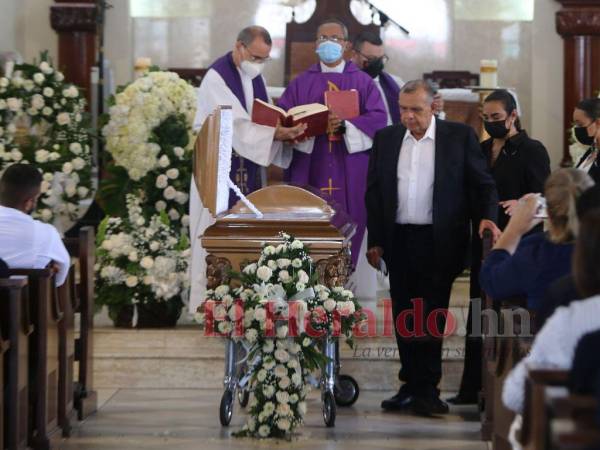 En la Medalla Milagrosa, Porfirio Lobo Sosa y Rosa Elena Bonilla participaron en la misa en honor a Saíd Omar Lobo.