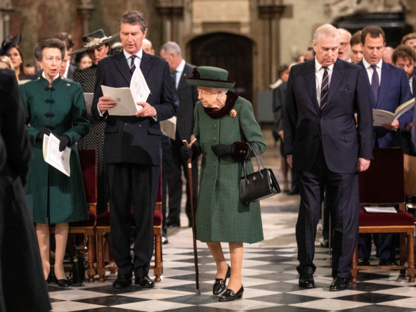 La reina Isabel llegó del brazo de su hijo Andrés y utilizando un bastón.