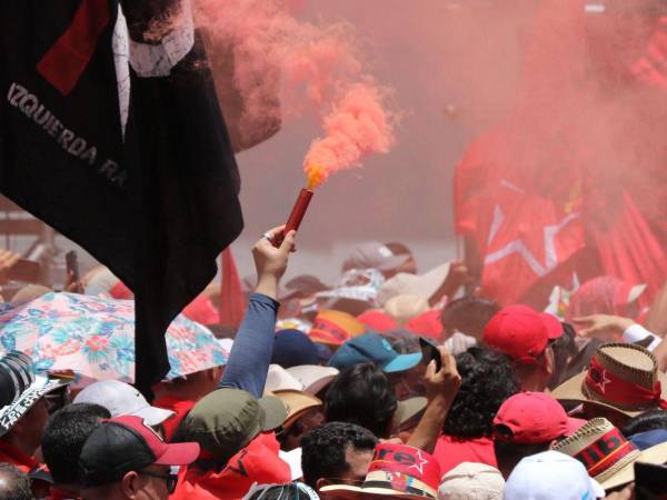 Vestidos de rojo, con banderas de Libre, bengalas, cientos de simpatizantes del partido Libertad y Refundación (Libre) se movilizaron hacia Casa Presidencial para escuchar un discurso de la presidenta Xiomara Castro.